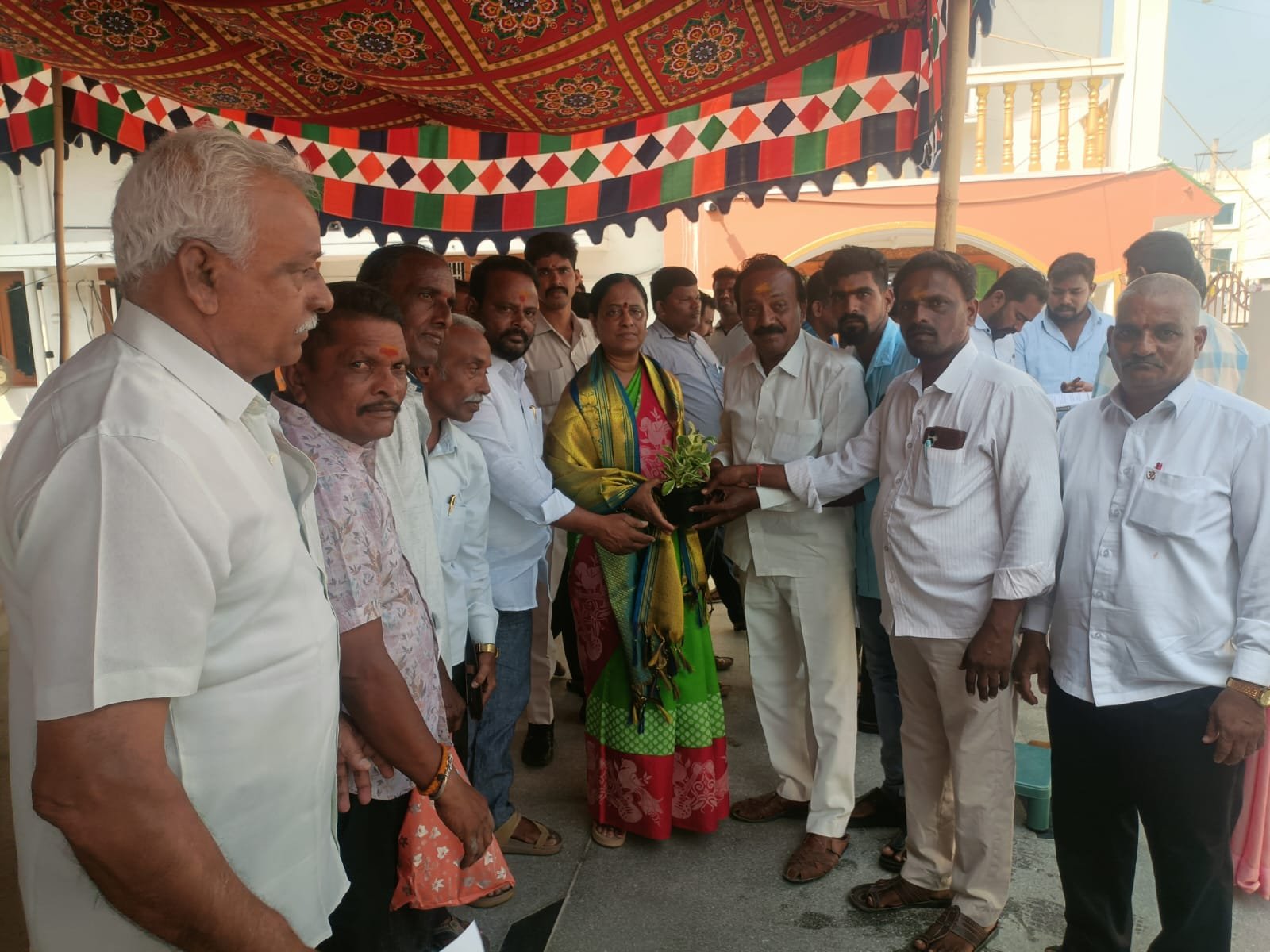 దొడ్డి కొమురయ్య  విగ్రహం నెలకొల్పాలని  వరంగల్ తూర్పు నియోజకవర్గ శాసనసభ్యులు కొండ సురేఖ మురళీధర్ రావు కు వినతిపత్రం